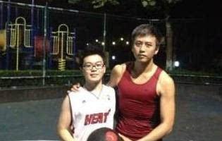 路人遇到明星机场照片,路人镜头下的明星瞬间